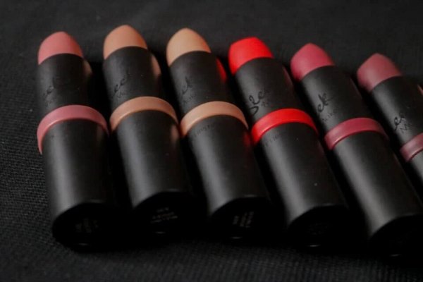 Buy Sleek Matte Lipstick in pakistan sanwarna.pk