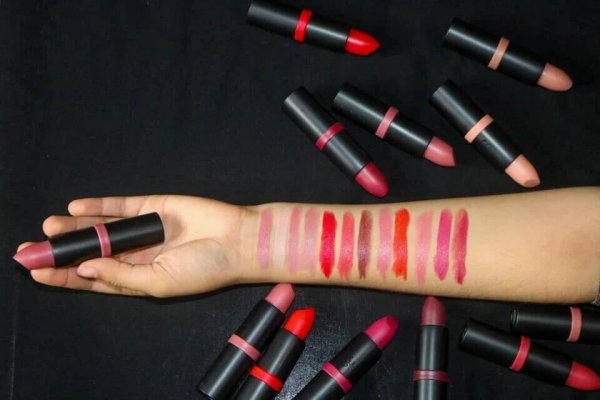 Buy Sleek MakeUP Matte Me Liquid Lipstick 6ml in pakistan sanwarna.pk