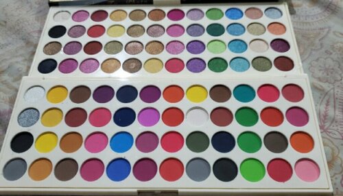 Makhmali Matte Eyeshadow Palette at best price in pakistan